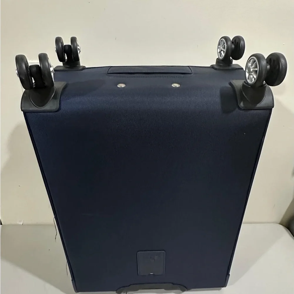 Skyway Navy Blue Spinner Suitcase